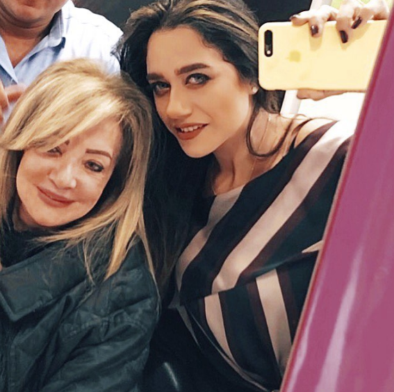 ردّ هجومي من ناشرة صورة شهيرة من دون حجاب... كيف بررت ما فعلته؟