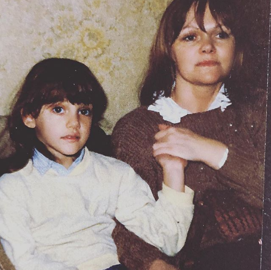 بالصور - خمنّوا هذه الطفلة أي نجمة شقراء أصبحت!