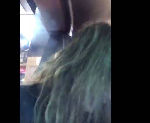 بالفيديو - فنانة لبنانية يحترق شعرها في بث مباشر.. شاهدوا رد فعلها