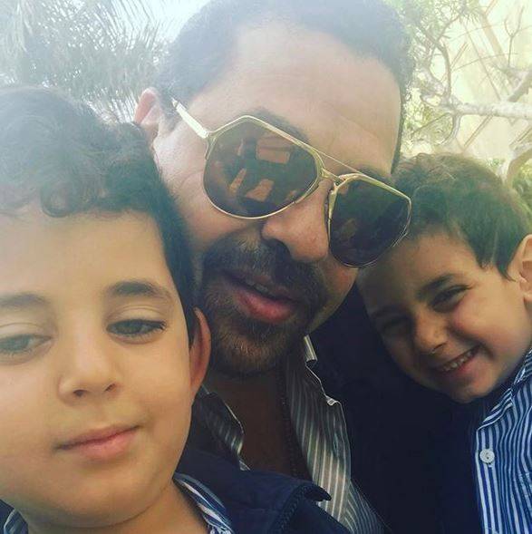 توأم أصالة يثيران ضجة بفيديو مع الكلاب.. شاهدوا ماذا فعلا