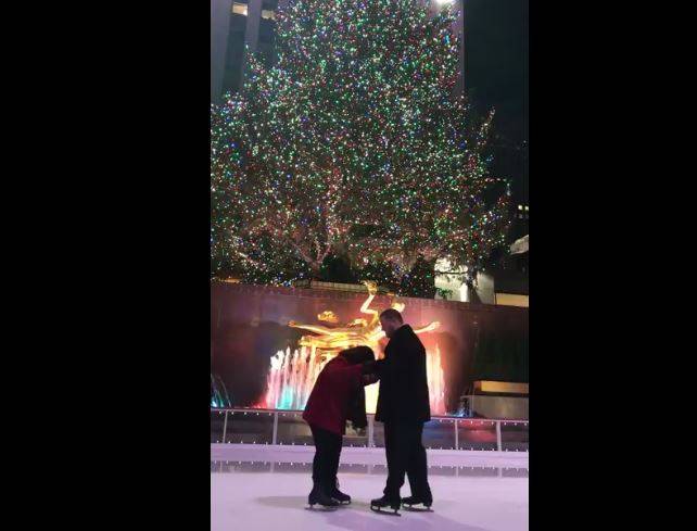 بالفيديو - عرض زواج رومنسي أثناء التزلج ينتهي بكارثة!