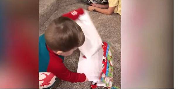 فيديو طريف - لن تصدقوا رد فعل طفل يتقلى هدية غريبة من والديه