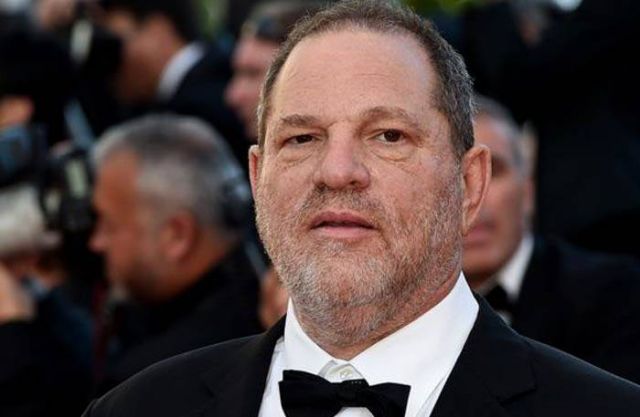 فيديو صادم - منتج هوليوود المتّهم بالتحرّش يتعرّض للضرب