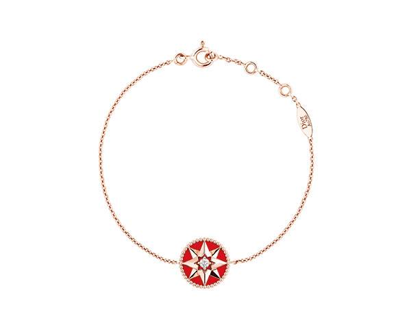 مجموعة Rose des Vents من Dior وردة الرياح تكتسي بالأحمر