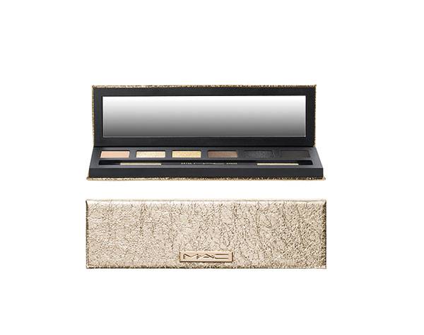 وميض لافت M.A.C Snow Ball Eye Compact in Gold. وميض لافت M.A.C Snow Ball Eye Compact in Gold.