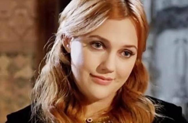 بالصورة - مريم أوزرلي في صورة من طفولتها قبل 30 عاماً... هل تغيّرت ملامحها كثيراً؟