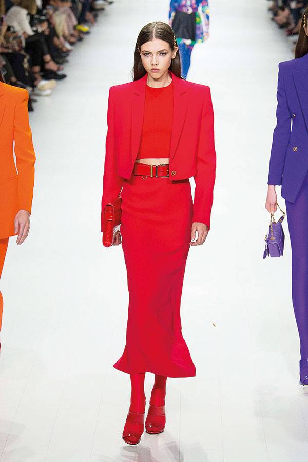 الأحمر عنوان إطلالتك المتوهجة