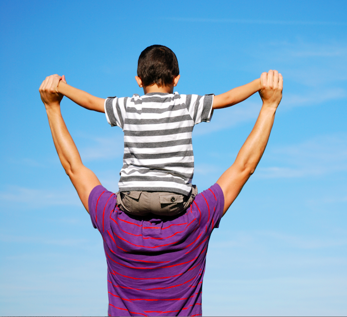 أخفت كاميرا لتراقب ما يفعله زوجها وطفلها أثناء غيابها... وما اكتشفته صادم