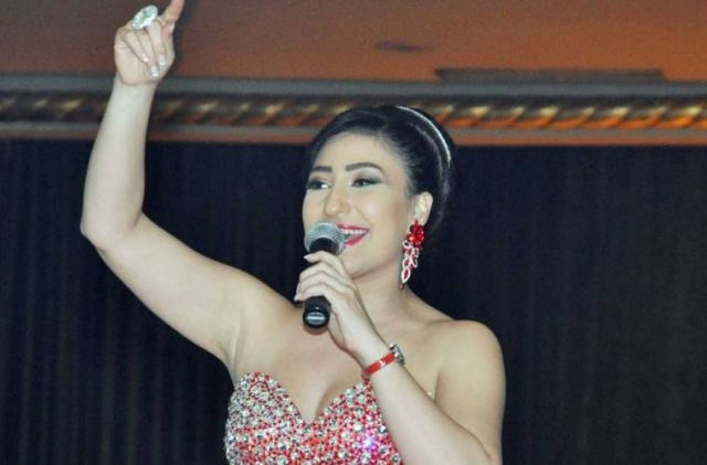 بالصور - بوسي تفاجئ الجميع باطلالتها الجديدة... والجمهور يطردها من المسرح!