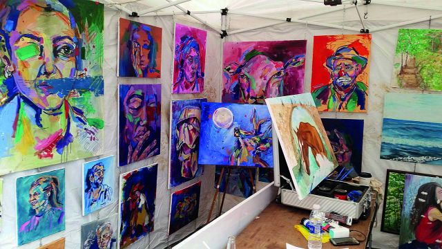 معرض الفن التشكيلي في «بدارو» يرسم صورة الحنين بألوان قزحية