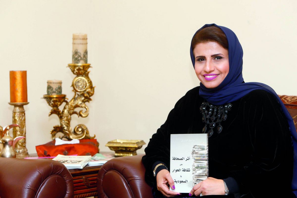 الكاتبة مها الوابل... رأي وحكمة بين تاريخ الورق والمستقبل الرقمي