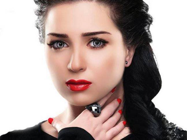 بالصور: مي عز الدين تشعل إنستغرام بتحولها لشجرة كريسماس .. وتكشف عن أكثر من تاتو في جسدها