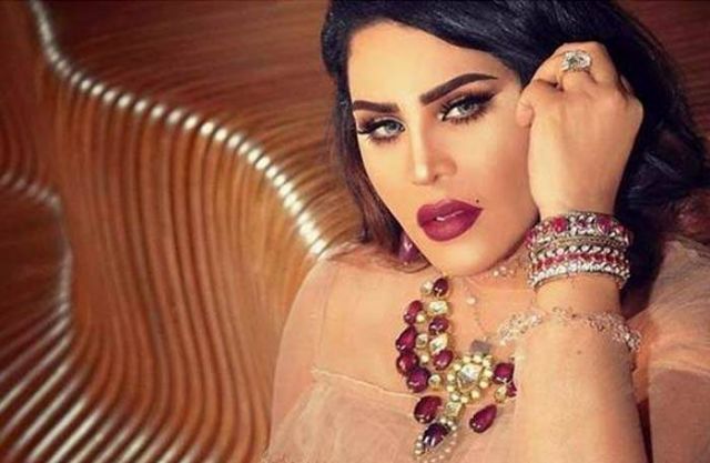 بالفيديو - شاهدوا كيف أثارت أحلام ضجة بهاتفها على المسرح.. وهكذا قلدتها فنانة خليجية