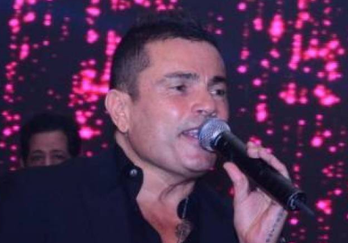 بالصور- كيف أطل عمرو دياب في حفلته الأخيرة؟ ولماذا حضر نجم ليفربول؟