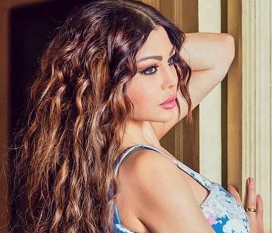 فيديو عفوي - هيفاء وهبي تجلس على الأرض في أحد الملاهي... فما السبب؟!