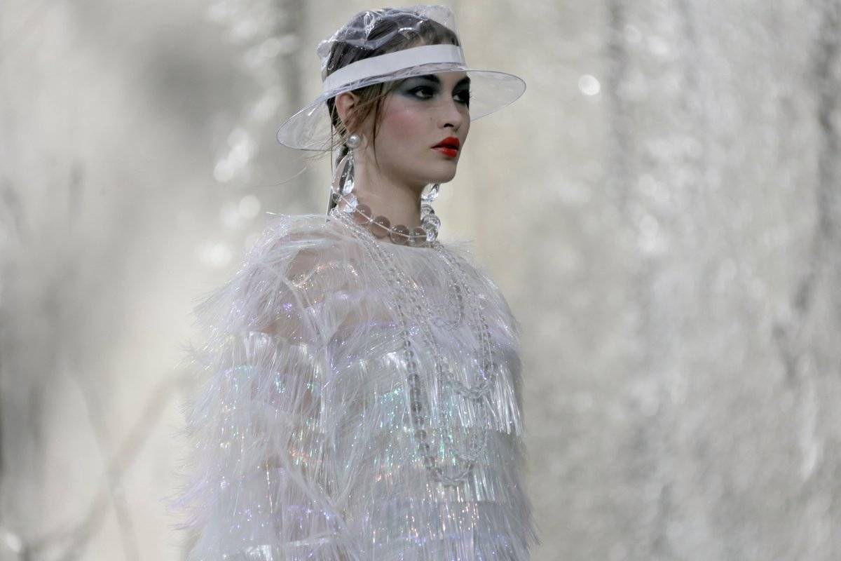 البلاستيك يغزو أزياء ربيع وصيف 2018... هل ستجرئين على اعتمادها؟