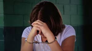 بالفيديو – لحظة القبض على ممثلة بتهمة الرذيلة... شاهدوا كيف بكت وحاولت الاختباء