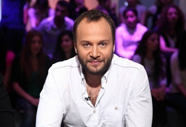 بالصورة- مكسيم خليل في الفراش عاري الصدر... هل اعتزل؟