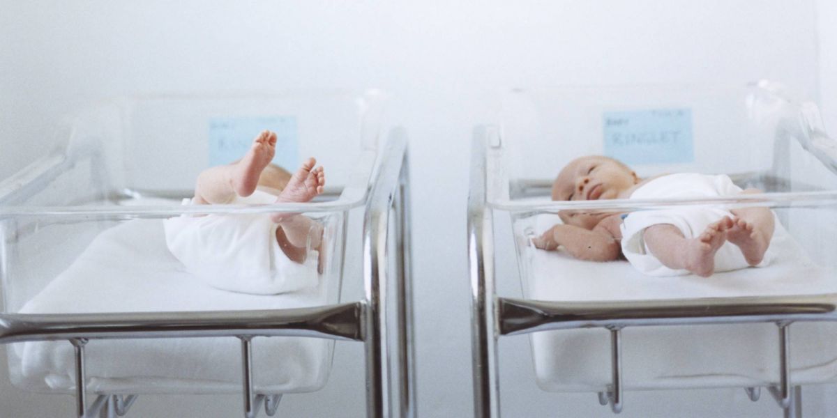 طفلة تولد بوزن أقل من 400 غرام... شاهدوا كيف حملتها والدتها