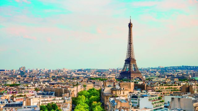 باريس مدينة تتنفس حبًا لأنوار الحياة