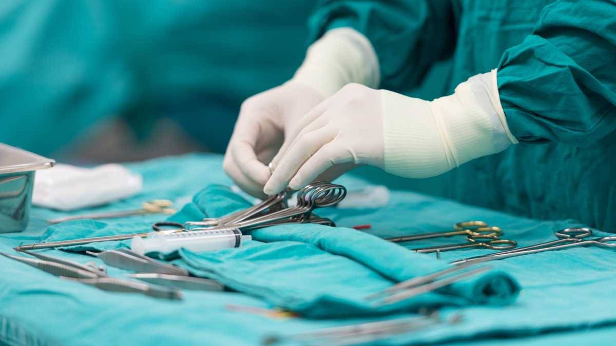 بالفيديو – نجمة شهيرة تفاجئ الجميع بظهورها في غرفة العمليات التجميلية... شاهدوا ما فعله الطبيب لها