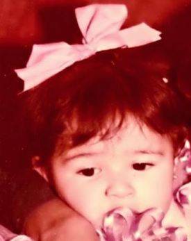 بالصورة - هذه الطفلة أصبحت ممثلة عربية جميلة... خمنوا من تكون