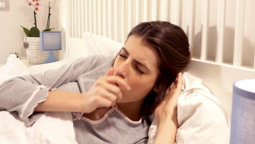 حيلة لم تفكروا بها يوماً للتخلص من السعال المزعج ليلاً... جربوها