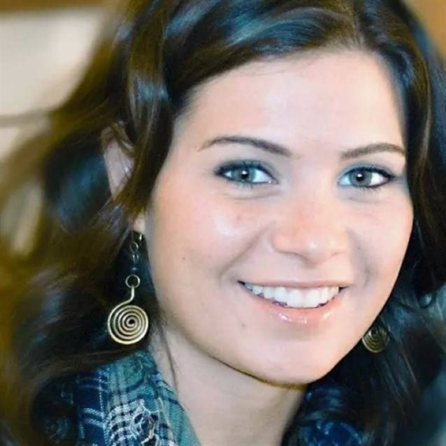 بالصورة - يسرا اللوزي بإطلالة مفاجئة وغير متوقّعة... لماذا اتهمت بتقليد هذه النجمة؟