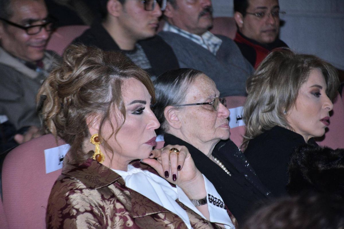 بالصور - إيناس الدغيدي تثير ضجة بفستان قصير.. وماذا عن اطلالة بوسي؟