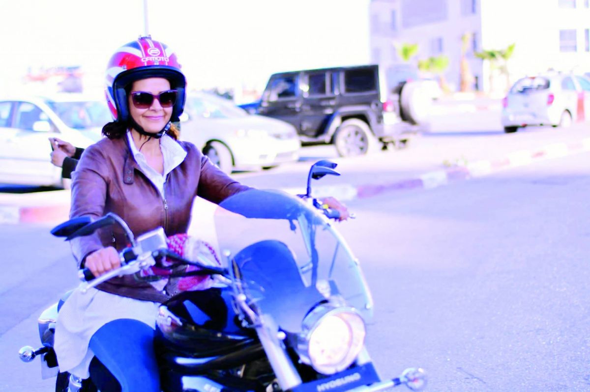 سهى حسين أول فلسطينية تحوذ رخصة قيادة درّاجة نارية