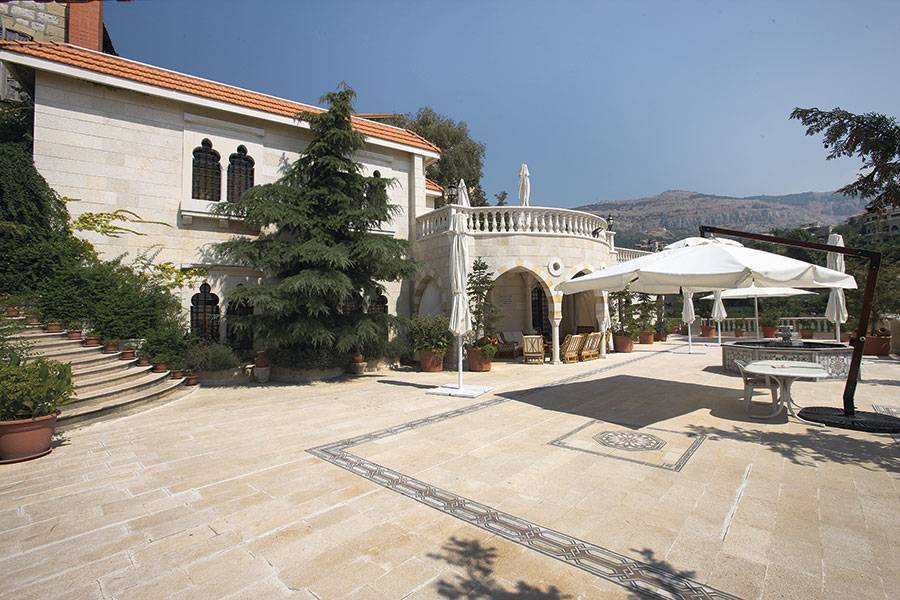 قصر آل رزق... تحفة ترسم حداثة تاريخ