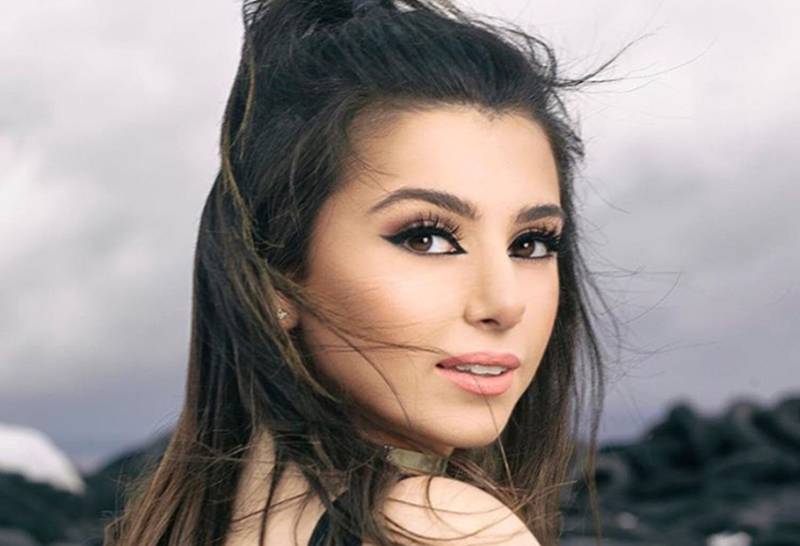 بالصور - ماريتا الحلاني حافية القدمين بنعومة ساحرة