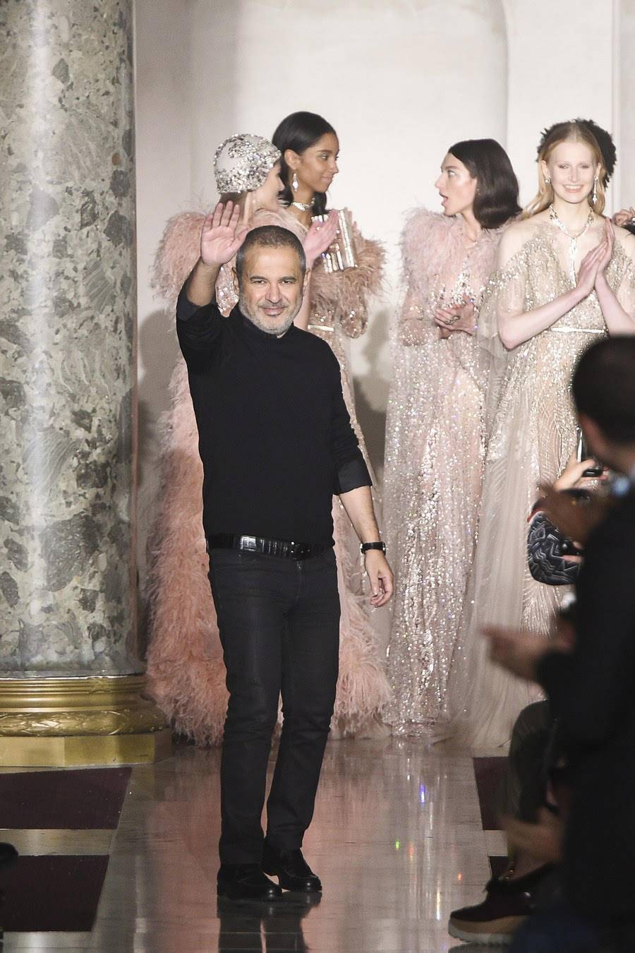 بالصور- المصمم العالمي إيلي صعب يعيدنا الى حقبة العشرينات بمجموعة ساحرة