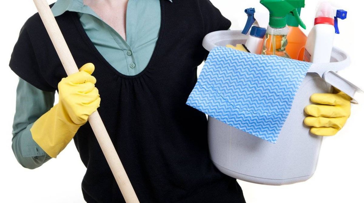 بالفيديو - عائلة عربية تعذب عاملتها المنزلية وتهينها... شاهدوا كيف رشقت بالأحذية