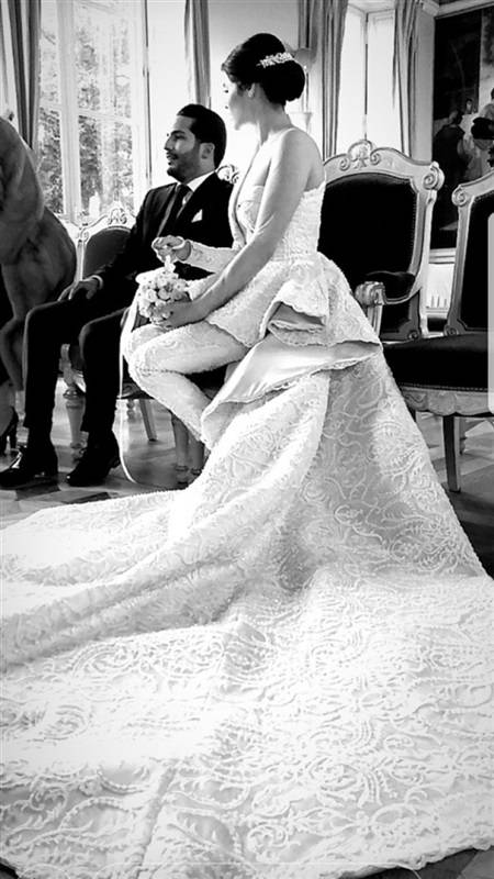 بالصور - فستان زفاف نجمة عربية يثير الجدل لشبهه بالبذة الرجالية