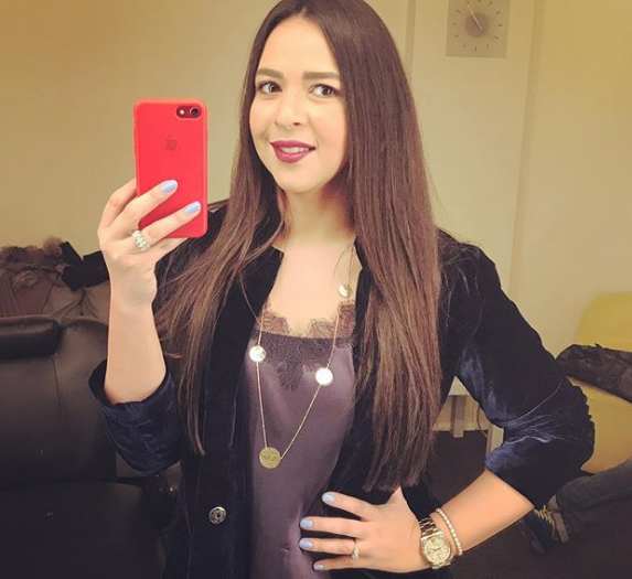 بالصورة – شاهدوا إيمي سمير غانم بالحجاب الكامل مع العباءة... هل يليق بها؟