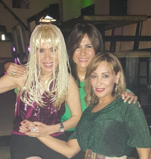 بالصور - لن تصدقوا إطلالات دينا وليلى علوي ولبلبة الجريئة بالباروكات الملونة: اشقر وأحمر وأزرق