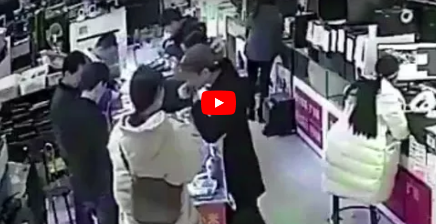 بالفيديو - انفجار هاتف ذكي في فم رجل