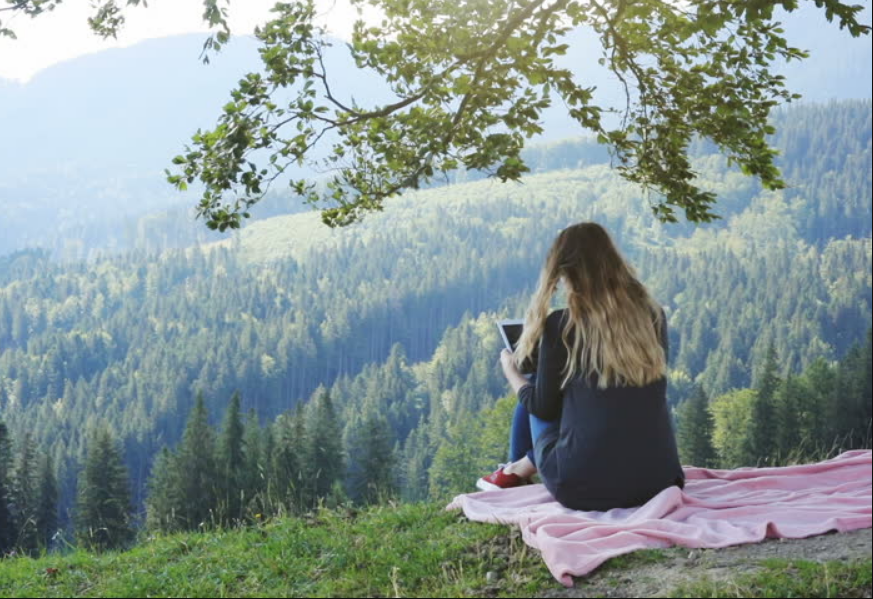 بالصور - سخروا منها بسبب الشعر الذي يغطي وجهها... وهكذا فاجأتهم بتحدي مرضها وزواجها