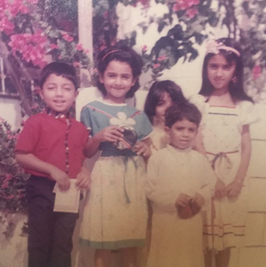 بالصور - هذه الطفلة مع اسرتها أصبحت نجمة عربية شهيرة... خمّنوا من هي