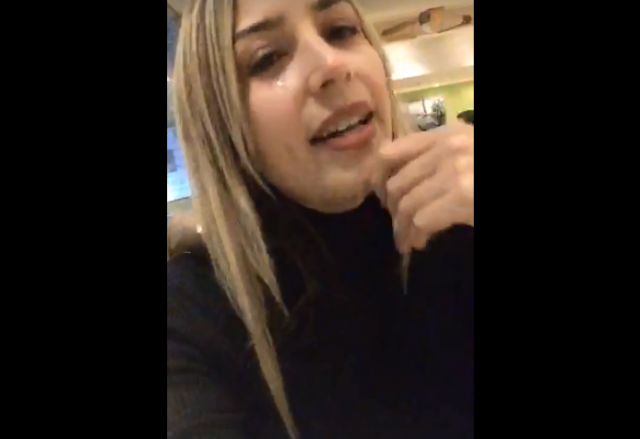 بالفيديو - جنات تنهار بكاءً في ظهورها الأول بعد وفاة والدها