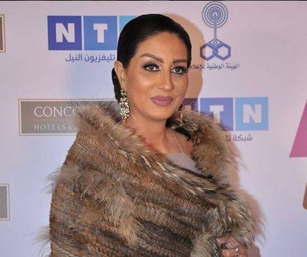 بالفيديو - وفاء عامر تثير الجدل برقصها على أغنيها شعبية