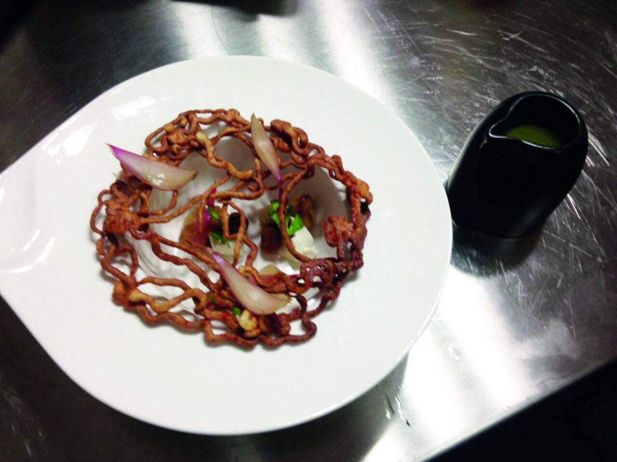 شوربة البُصارة مع الإسكالوب البحري والبصل المقلي