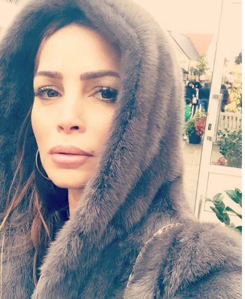 بالصورة - زوجة راغب علامة بمكياج عيون غريب وصادم... شاهدوا كيف غيّر ملامحها