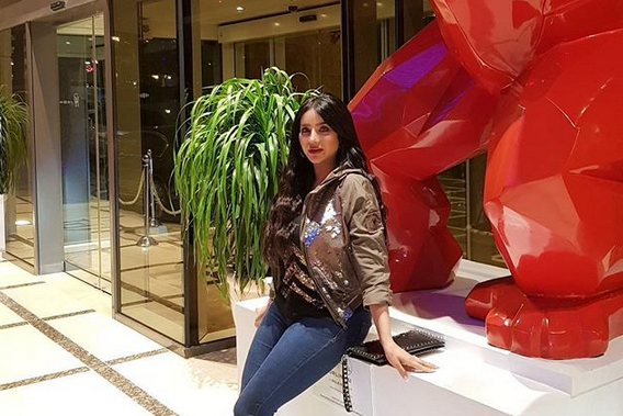 بالصور- لجين عمران تذهل الجميع بسروالها الجينز الضيق... لاحظوا رشاقتها