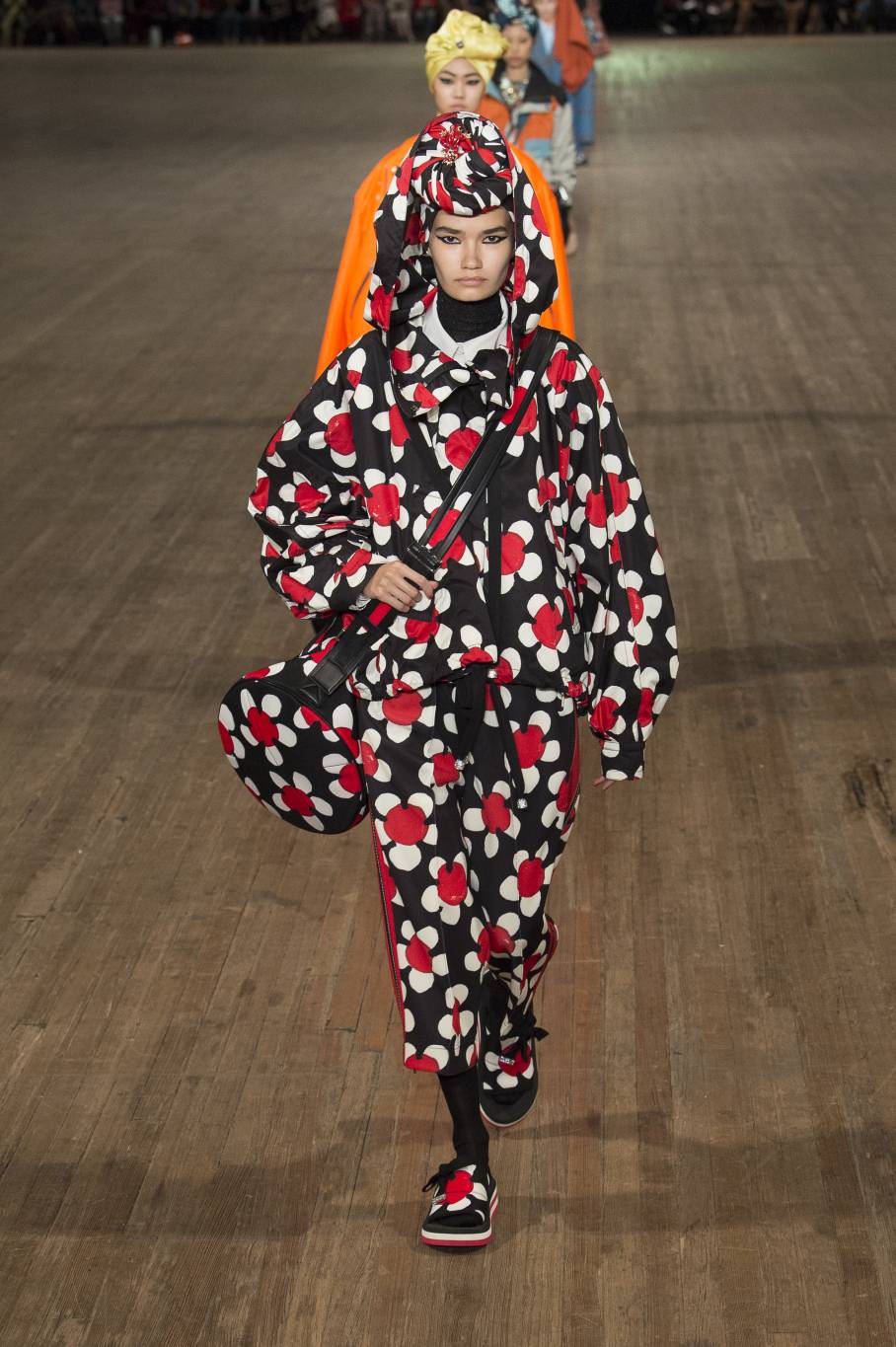 الأزياء المطبّعة بالورود صادمة لربيع وصيف 2018