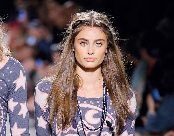 Anna Sui - الضفائر الأنثوية الجذابة