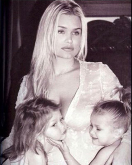 بالصور - هاتان الطفلتان أصبحتا نجمتين معروفتين في عالم الأزياء..هل عرفتم من هما؟