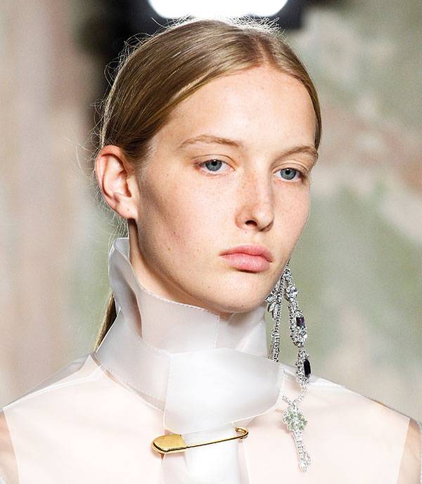 Burberry - إشراقة طبيعية متوهّجة