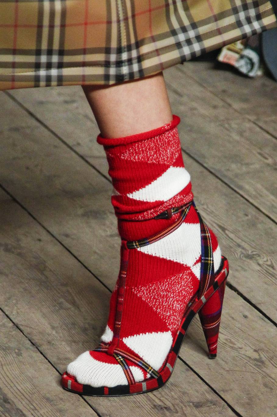 صيحة الصنادل مع الجوارب باقية لهذا العام رغم غرابتها